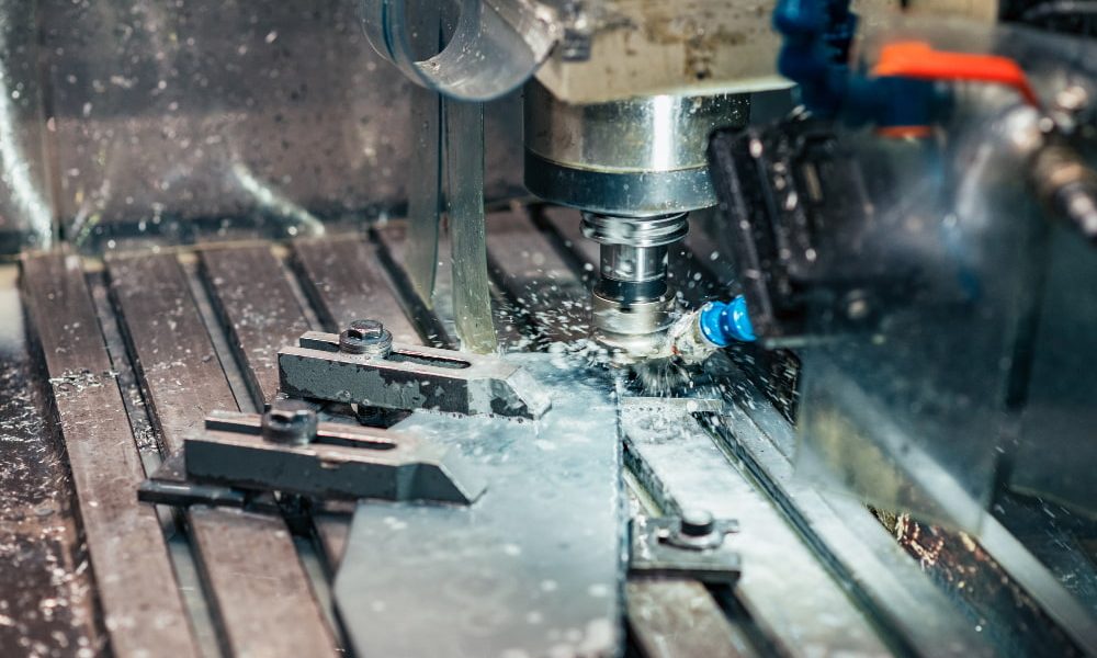 Quais são as vantagens que a usinagem CNC oferece?