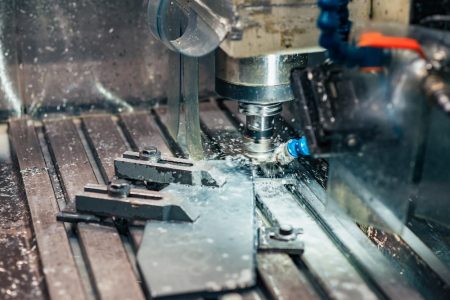 Quais são as vantagens que a usinagem CNC oferece?