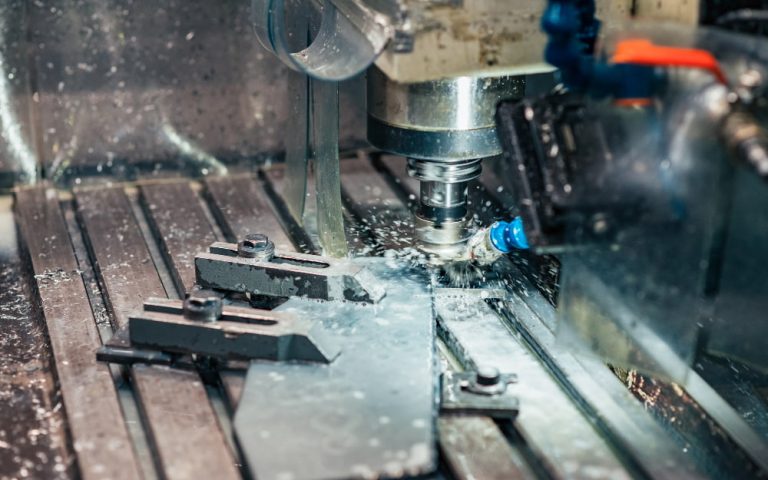 Quais são as vantagens que a usinagem CNC oferece?
